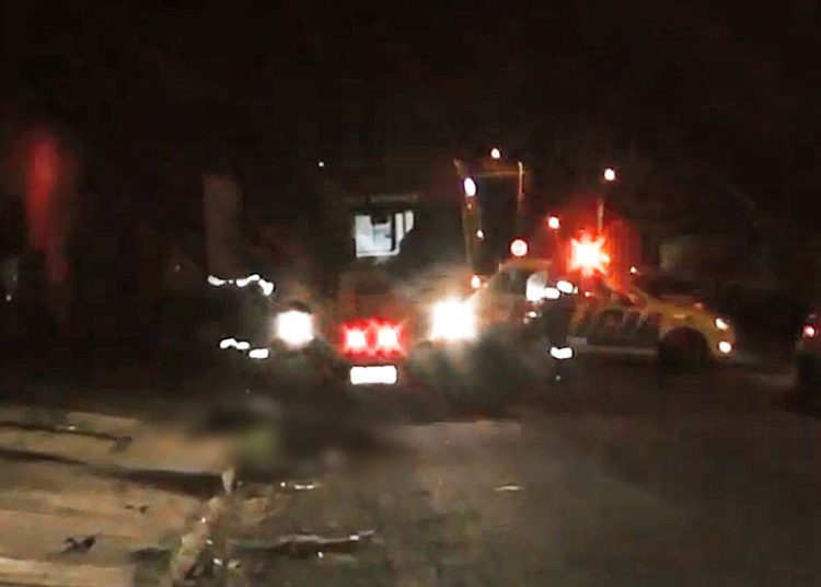 Homem de 47 anos estava na frente de casa quando foi morto a tiros na rua Uirapuru, no Colina Azul, em Aparecida | Foto: Leitor/FZ