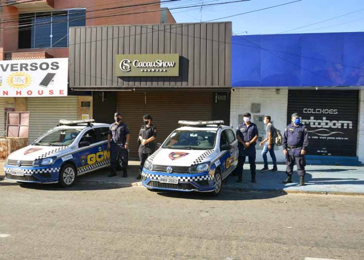 Equipes da Guarda Civil trabalham na fiscalização do lockdown em Aparecida. Descumprimento acarreta multa e até fechamento do comércio | Foto: Claudivino Antunes