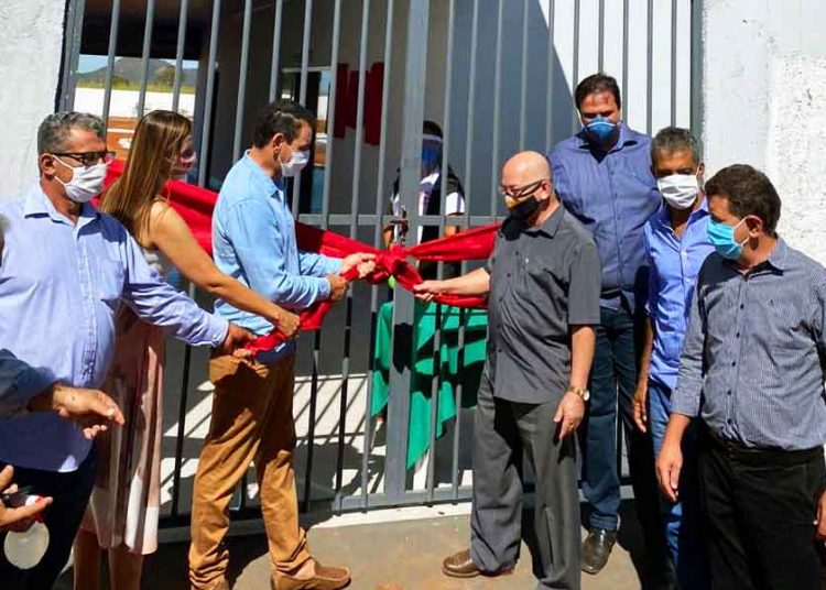 Professor Alcides inaugura obra construída com o próprio salário | Foto: Divulgação