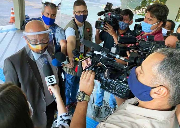 Imprensa busca Professor Alcides para obter informações sobre o MEC | Foto: Reprodução