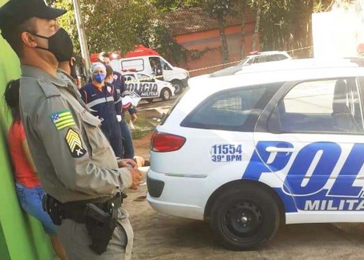Uma jovem foi morta a tiros na frente de casa no setor Chácara Bela Vista | Foto: Leitor/FZ