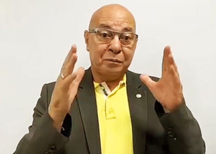 Professor Alcides emite "alerta de golpe" nas redes sociais | Foto: Reprodução