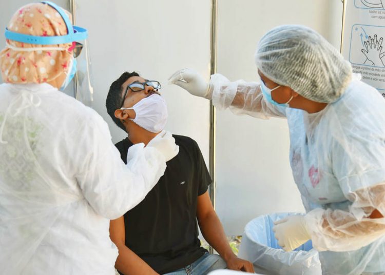 Testagem RT-PCR em morador de Aparecida de Goiânia | Foto: Rodrigo Estrela