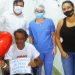 No Hospital Garavelo, vereador Leandro da Pamonharia busca o pai, que recebeu alta após 10 dias de internação por covid-19 | Foto: Divulgação
