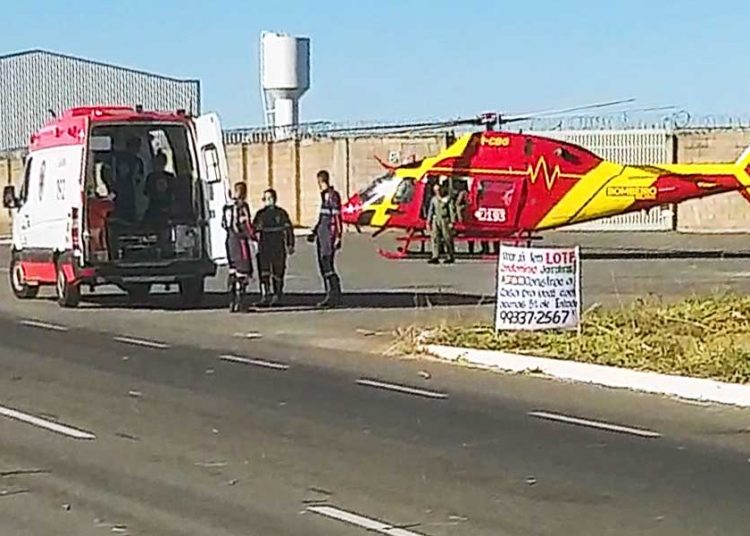 Motociclista foi socorrido pelo Samu após acidente no Polo Industrial de Aparecida | Foto: Leitor/FZ