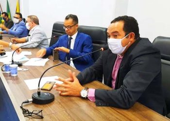 Vereador Arnaldo Leite (MDB) reclamou durante sessão nesta 4ª feira (12) da possível mudança do Centro de Operações Policiais Militares (COPOM) de Aparecida de Goiânia para a capital | Foto: Divulgação/Câmara