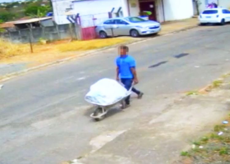 Homem foi filmado carregando cadáver em carrinho de mão no Veiga Jardim | Foto: Reprodução