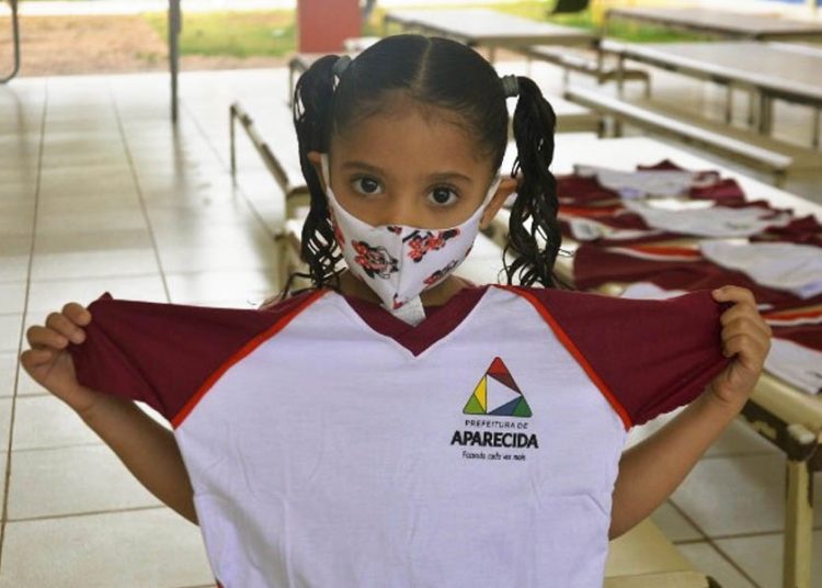 Prefeitura de Aparecida distribuiu uniformes para alunos da rede municipal em junho visando a possibilidade de retorno das aulas presenciais a partir do segundo semestre | Foto: Claudivino Antunes