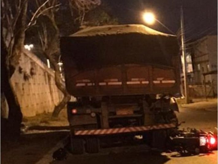 motociclista caminhão estacionado Goiânia