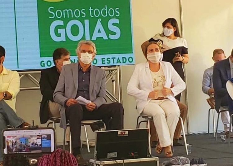 Governador Ronaldo Caiado e secretária de Educação Fátima Gavioli | Foto: Folha Z