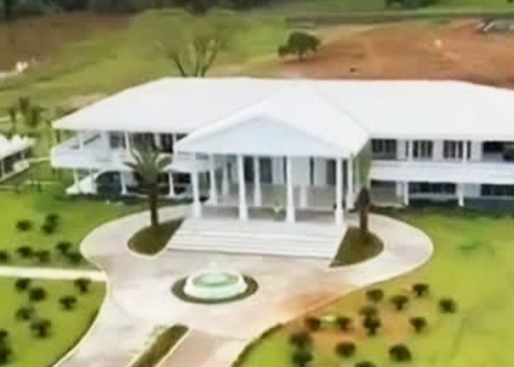 Arquitetura segue estilo da Casa Branca, nos EUA | Foto: Reprodução