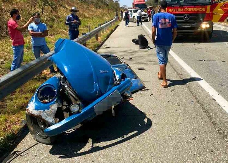 Acidente deixa fusca destruído na BR 070. Motorista não resistiu aos ferimentos | Foto: Divulgação/CBM-GO