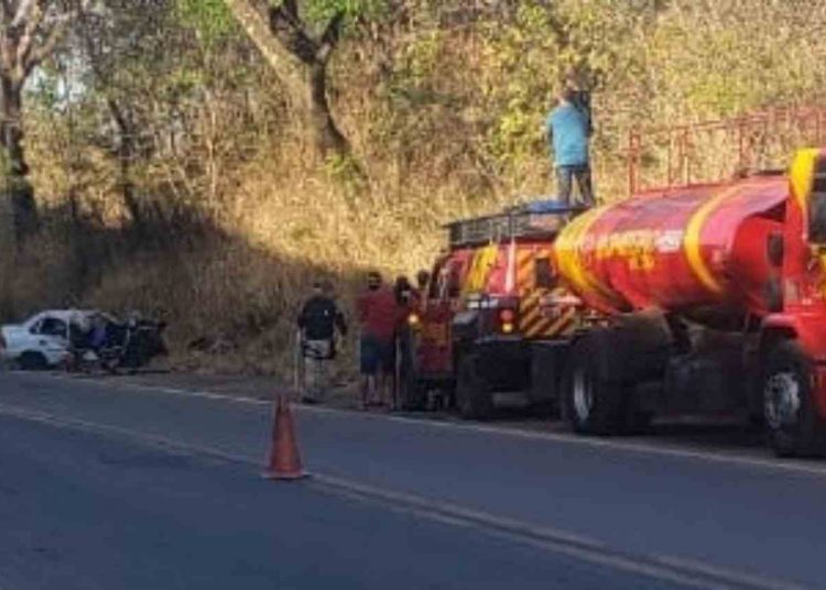 acidente grave carro caminhão