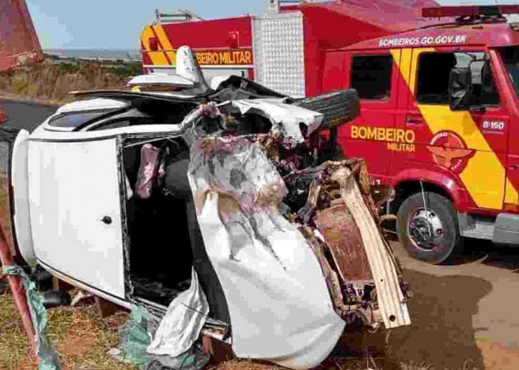 carro atingido rodas caminhão