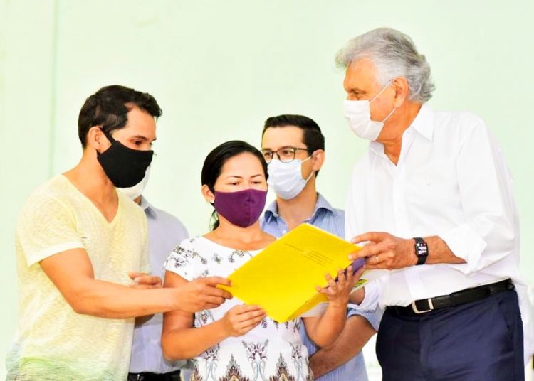 Governador Ronaldo Caiado entrega escrituras a 35 moradores em solenidade que marca início de coleta de 165 assinaturas por parte da Agehab para regularizar situação de outros imóveis em Aparecida de Goiânia | Foto: Junior Guimarães