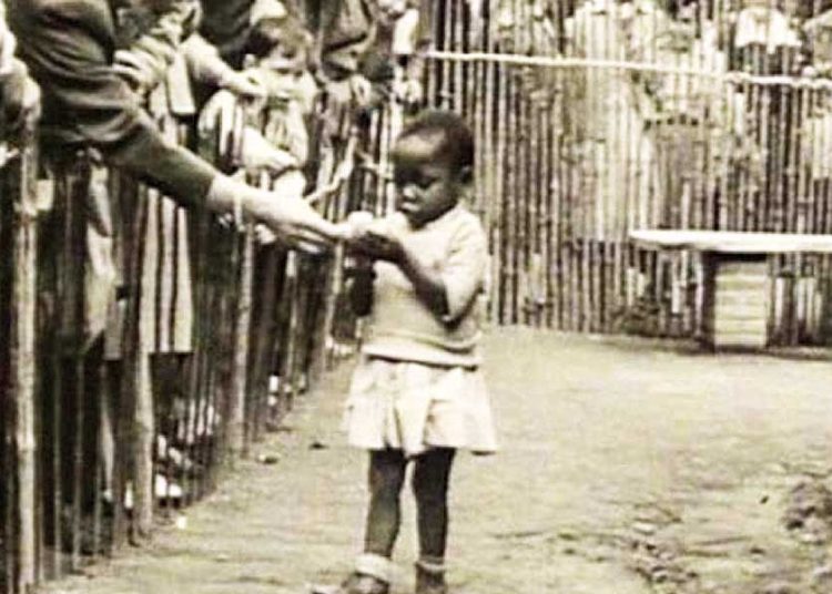 Zoológicos humanos eram uma realidade até pouco tempo atrás. Exemplo disso é a imagem, tirada em 1968, na Bélgica | Foto: Reprodução