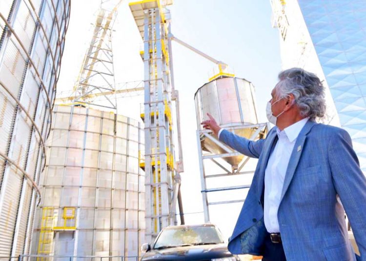 Governador Ronaldo Caiado assina protocolos de intenção com 43 empresas, que devem investir mais de R$ 3.3 bilhões em Goiás | Foto: Divulgação
