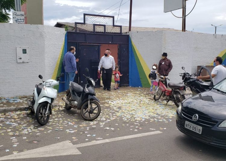 Santinhos e muita sujeira em Aparecida