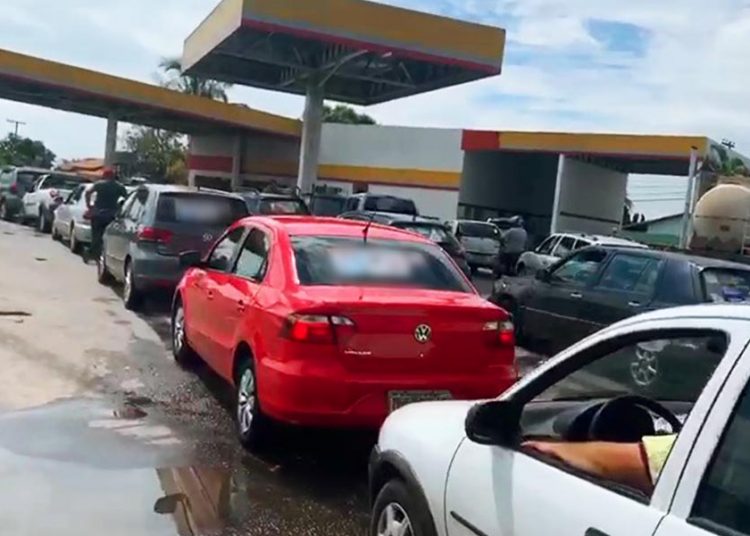 Fila de carros adesivados em posto de combustível no Village Garavelo, em Aparecida | Foto: Leitor/FZ