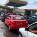 Fila de carros adesivados em posto de combustível no Village Garavelo, em Aparecida | Foto: Leitor/FZ