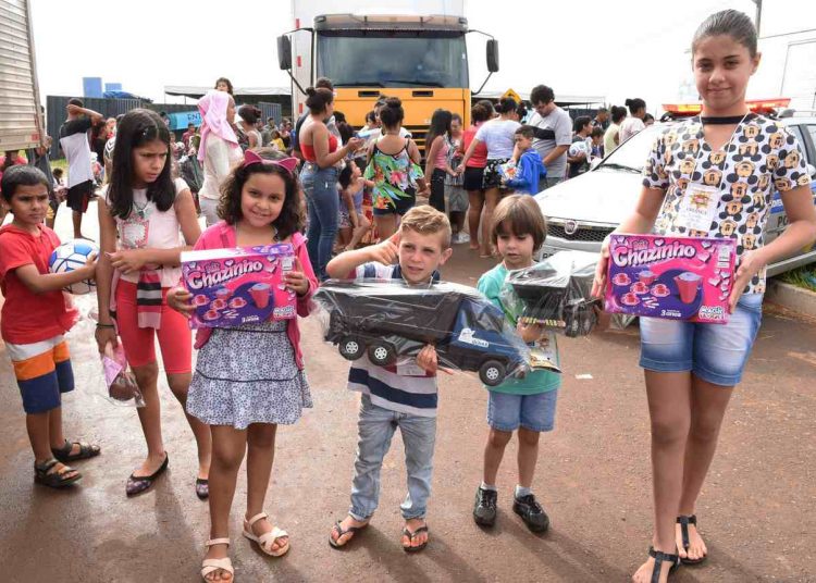 OVG entrega brinquedos