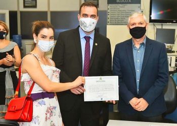 Gustavo Mendanha recebe diploma das mãos do presidente da Junta Eleitoral da 132ª Zona do Município de Aparecida de Goiânia, Dr. Társio Ricardo de Oliveira Freitas