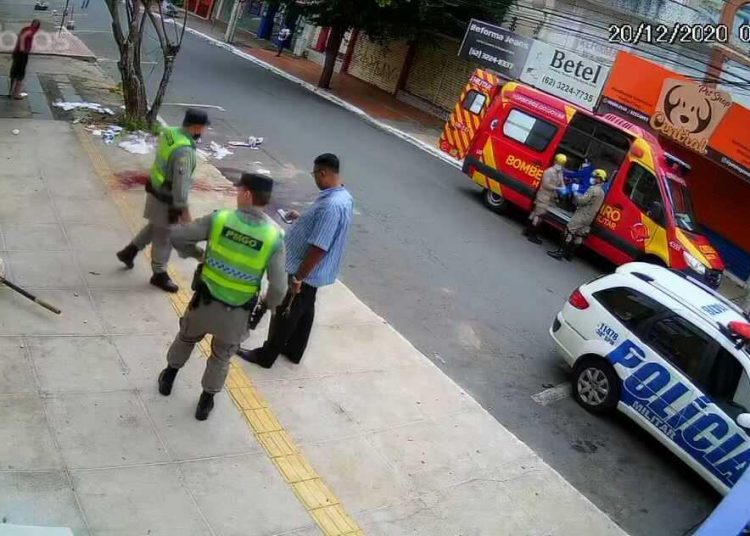 Homem pula cabeça Goiânia