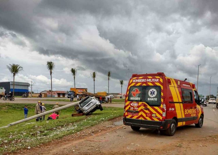 Antes de parar, carro arrastou poste por alguns metros | Foto: Divulgação CBM