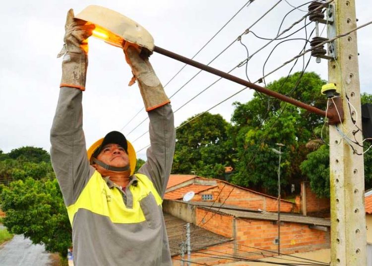 Publicada lei que permite concessão da iluminação pública de Aparecida a empresa