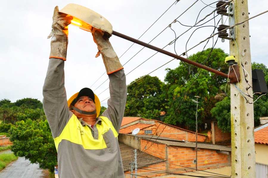 Publicada lei que permite concessão da iluminação pública de Aparecida a empresa