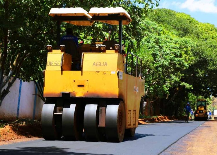 Prefeitura de Aparecida mantém frentes de asfalto pela cidade | Foto: Enio Medeiros