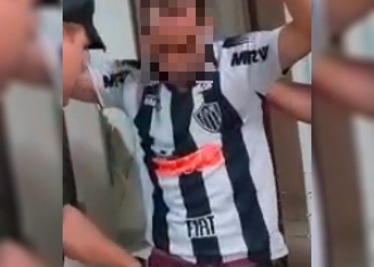 Jovem esfaqueia enfermeiros