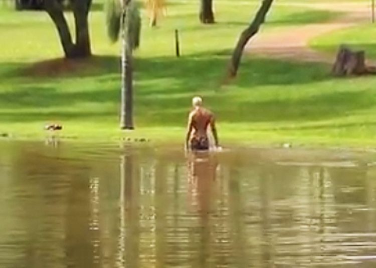 Rapaz flagrado nadando no lago do Parque Flamboyant | Foto: Reprodução