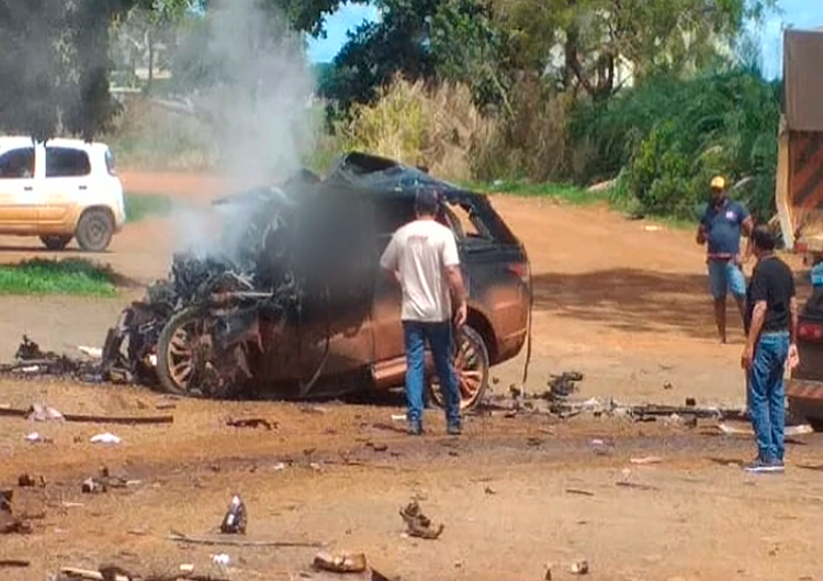 Carro da vítima ficou destruída com a colisão