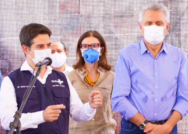 À frente, Ismael Alexandrino e Ronaldo Caiado