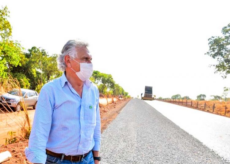 Governo de Goiás assina contrato com empresas que vão projetar reconstrução de quase 400 km da malha viária do Estado | Foto: Vinícius Schimidt