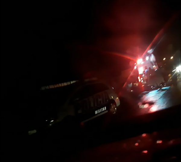 Samu socorre casal que colidiu moto com contêiner - Crédito: Reprodução
