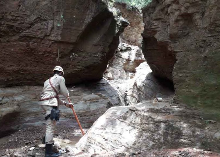 Bombeiros em resgate do motorista desaparecido em Luziânia - Crédito: CBMGO