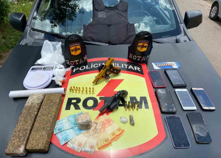 Rotam apreende armas e drogas após confronto com criminosos no Jardim Tropical - Crédito: 2° Comando Regional da PMGO de Aparecida de Goiânia