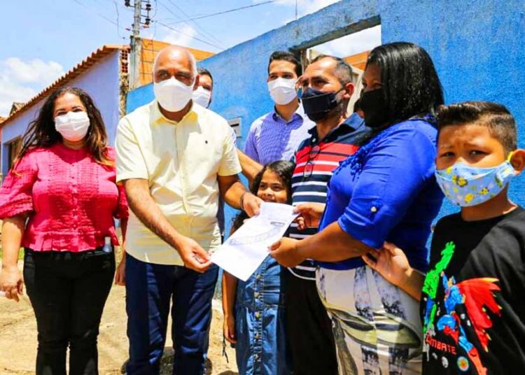 Prefeito Rogério Cruz entrega boletos simbólicos do IPTU a famílias do Madre Germana II