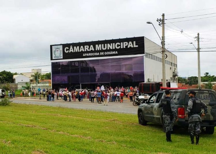 Trabalhadores da saúde fazem protesto na Câmara de Aparecida | Foto: José Alves/Folha Z
