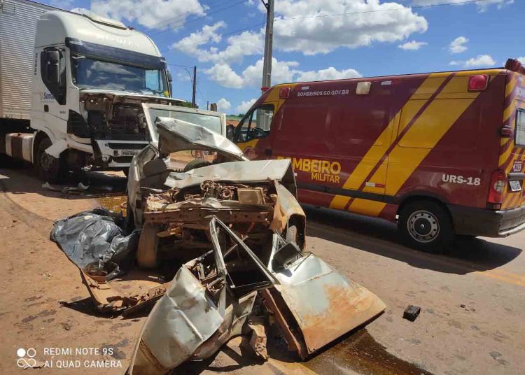 Veículo destruído em acidente em Palmelo de Goiás - Foto: CBMGO
