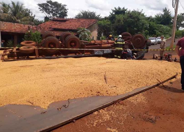 Tombamento de caminhão de soja - Foto: CBMGO