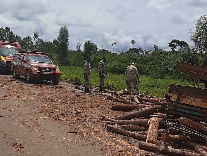 Carreta capota e tomba em Santo Antônio do Descoberto - Foto: CBMGO