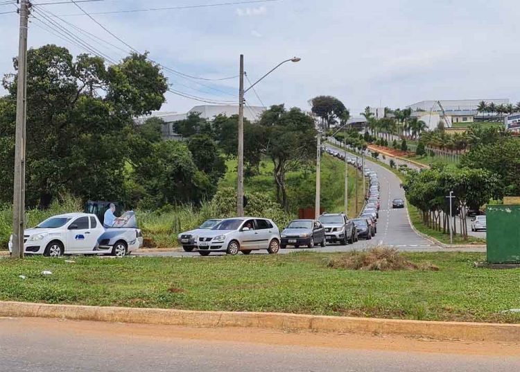 Fila de vacinação em Aparecida de Goiânia - Foto: Guilherme Coelho/ Folha Z