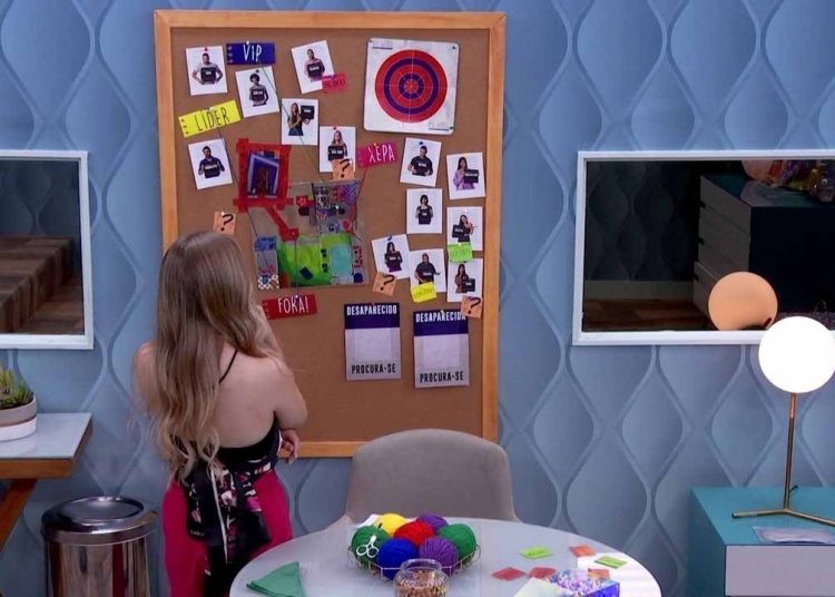 Carla usa painel do quarto secreto após ouvir jogadores falarem mal dela - Foto: Reprodução/TV Globo