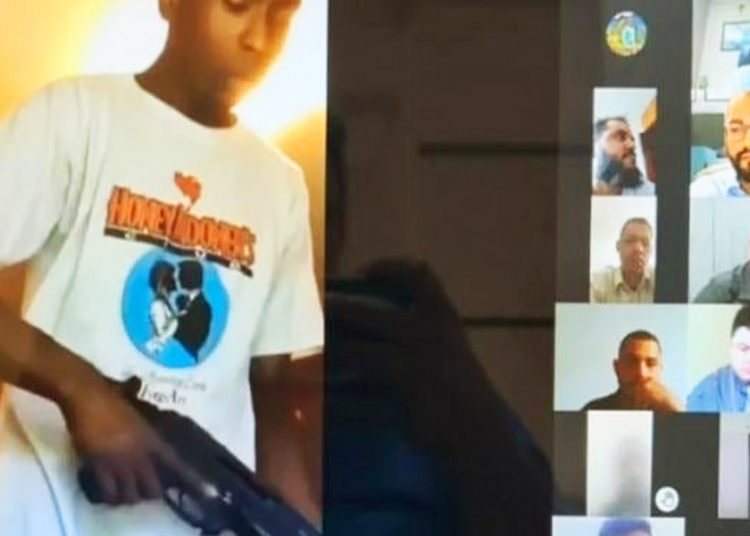 Homem armado em live da Alego | Foto: Reprodução