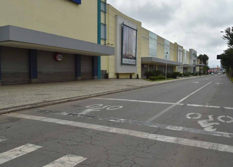 Fechamento de comércio em Goiânia - Foto: Claudivino Antunes