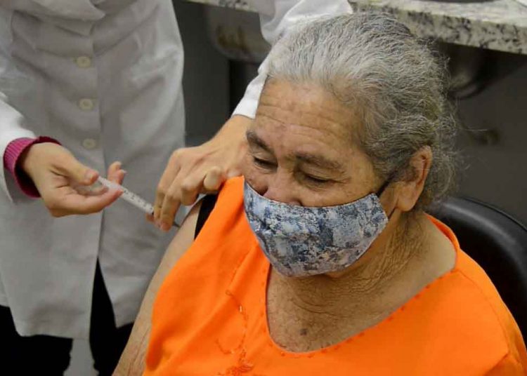 Idosa é vacina em Aparecida - Foto: Divulgação