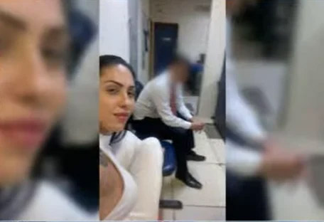 Monica tirou selfie sorrindo na delegacia em que prestou depoimento sobre morte do filho, Henry | Foto: Reprodução